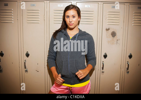 Teenager vor Schließfächer, Lake Oswego, Oregon, USA Stockfoto