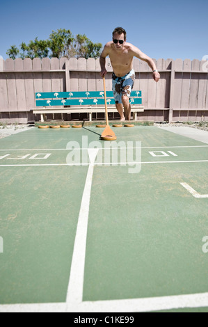 Mann spielen Shuffleboard in Yuma County Trailer Park, Yuma, Arizona, USA Stockfoto