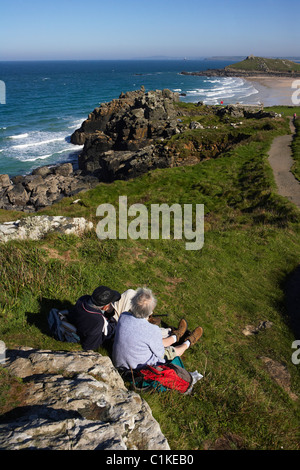 Paar ruhen, Porthmeor Beach, St. Ives, Cornwall, England, Vereinigtes Königreich Stockfoto