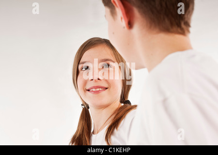 Jungen und Mädchen sahen einander Stockfoto