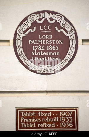 London Grafschaftsrat Plakette markiert ein Haus von Lord Palmerston in Carlton House Terrace, London, england Stockfoto