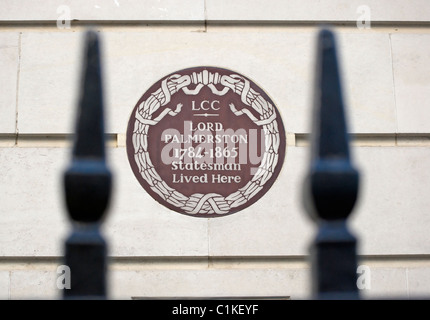 London Grafschaftsrat Plakette markiert ein Haus von Lord Palmerston in Carlton House Terrace, London, england Stockfoto