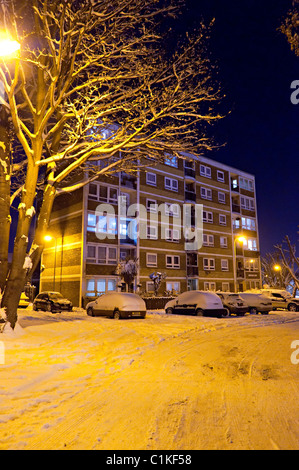 Schneefall rund um ein Hochhaus Wohnung in Dudley West mdilands Stockfoto