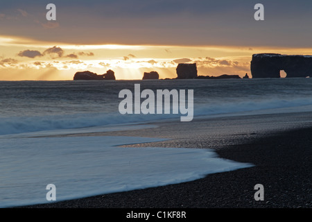 Sonnenuntergang über dem Meer-Stacks bei Vik in Island Stockfoto