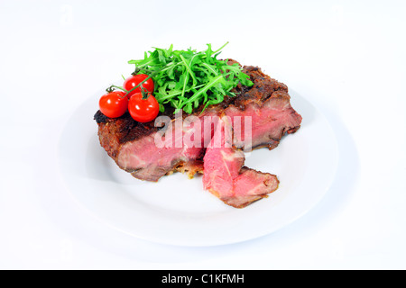 Roastbeef mit Gurke und Paprika auf weißem Hintergrund Stockfoto