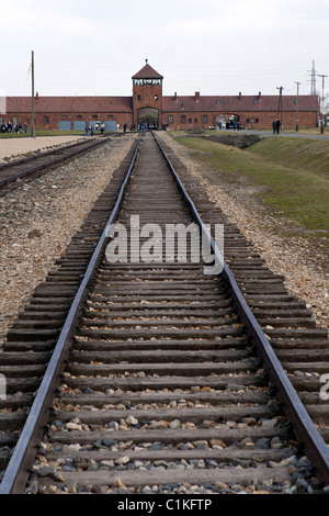 Eisenbahnlinien und Eingang zu Auschwitz II-Birkenau, Polen. Stockfoto