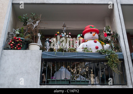 Weihnachts-Dekorationen auf einem Balkon in Colombes, in der Nähe von Paris, Frankreich Stockfoto
