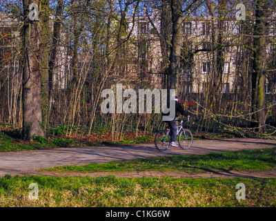 Paris, Frankreich, man Cycling im Park, in 'Bois de Vincennes', außerschulische Aktivitäten für Erwachsene, Frühling, Ville de paris Natur, Wald frankreich Stockfoto