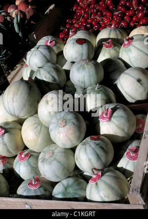 Marktstand Obst, Cavalaire, Frankreich. Melonen und Kirschen Stockfoto