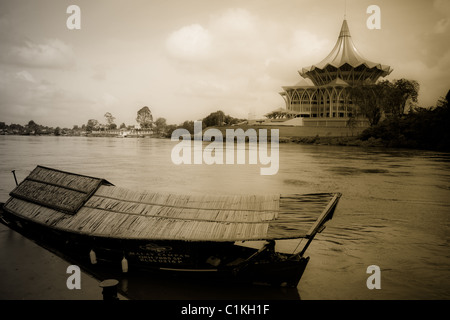 Old-Time Sampan und staatlichen gesetzgebende Versammlung, Sarawak River, Kuching Stockfoto