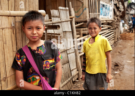 Zwei Karen Flüchtling Jungs im Mae La Flüchtlingslager, Tak Provinz, Thailand, Asien. Stockfoto