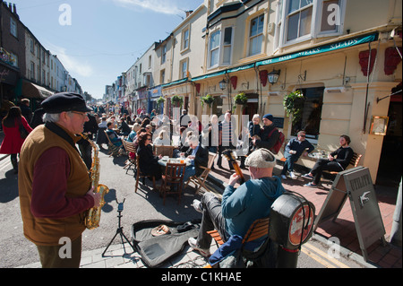 Straßenkünstler unterhalten Menschen am Samstagmittag in Gardner Street, im Bereich North Lanes von Brighton, England. Stockfoto