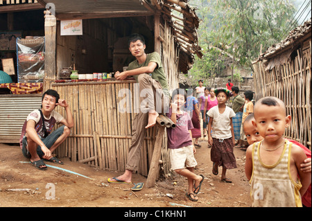 Menschen in den Straßen an der Mae La Flüchtlingslager in Tak Provinz, Thailand, Asien. Stockfoto