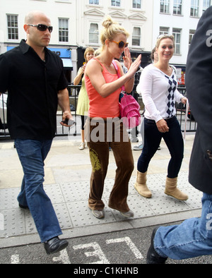 Britney Spears beim Einkaufen nach ihrer Rückkehr nach London nach ihrem Konzert in Manchester, London, England - 18.06.09 Stockfoto