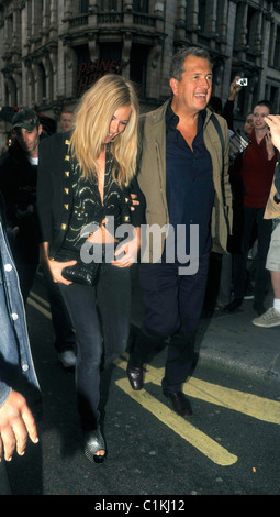 Sienna Miller und Mario Testino kommen im Cafe du Paris-London, England - 18.06.09 WENN.com Stockfoto