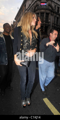 Sienna Miller und Mario Testino kommen im Cafe du Paris-London, England - 18.06.09 WENN.com Stockfoto