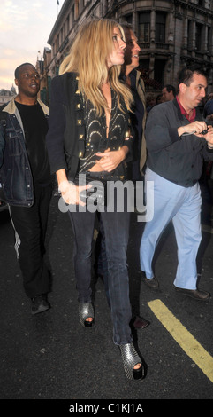 Sienna Miller und Mario Testino kommen im Cafe du Paris-London, England - 18.06.09 WENN.com Stockfoto