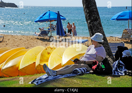 Urlauber entspannen Sie am Kalapaki Strand von Marriott Kauai Hawaii Nawilwili Bay Stockfoto