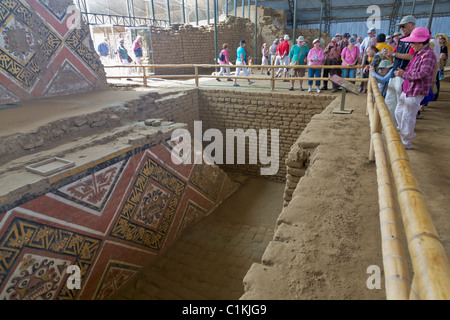 Touristen auf der Suche auf alten Gemälden an der Huaca De La Luna, Trujillo, Peru Stockfoto