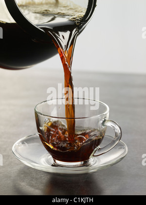 Kaffee in Glas-Tasse und Untertasse Stockfoto