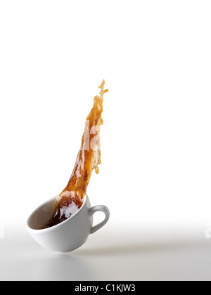 Kaffee Spilling aus Kaffeetasse Stockfoto