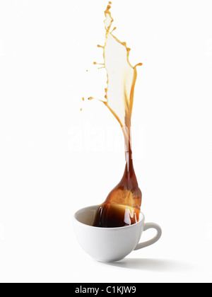 Kaffee Spilling aus Kaffeetasse Stockfoto