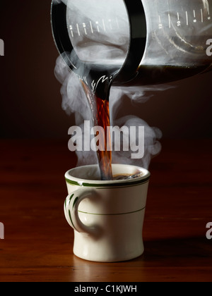 Kaffee in die Tasse Gießen Stockfoto