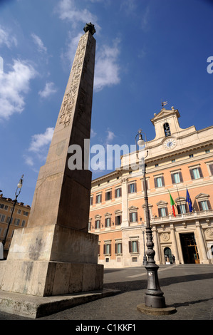 Italien, Rom, Piazza di Montecitorio, ägyptischer Obelisk und Abgeordnetenkammer Stockfoto