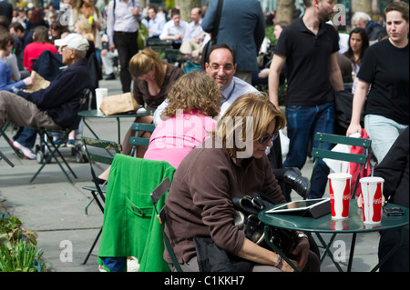 Ein Leser nutzt ihr Apple iPad im Bryant Park in New York während der Mittagszeit geöffnet Stockfoto