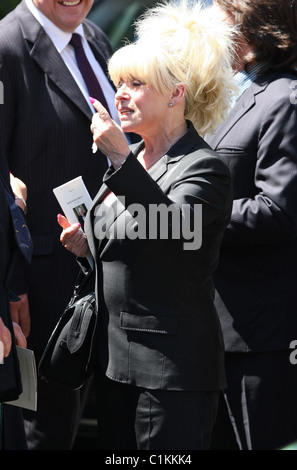 Barbara Windsor sieht aufgeregt, als sie legendäre Drag Queen Danny La Rue Beerdigung London, England - 23.06.09 besucht Stockfoto