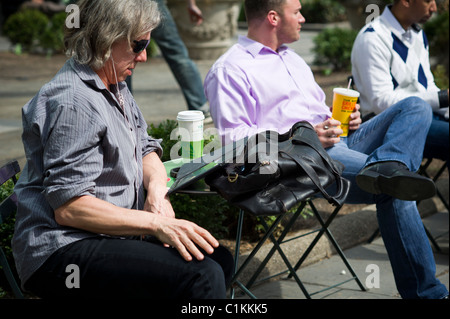 Ein Leser nutzt seine Apple iPad im Bryant Park in New York während der Mittagszeit geöffnet Stockfoto