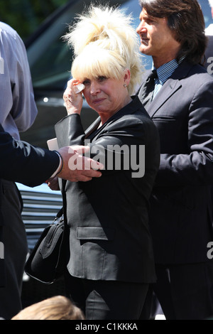 Barbara Windsor sieht aufgeregt, als sie legendäre Drag Queen Danny La Rue Beerdigung London, England - 23.06.09 besucht Stockfoto