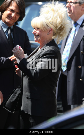 Barbara Windsor sieht aufgeregt, als sie legendäre Drag Queen Danny La Rue Beerdigung London, England - 23.06.09 besucht Stockfoto