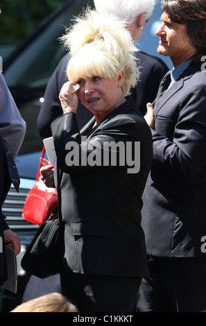 Barbara Windsor sieht aufgeregt, als sie legendäre Drag Queen Danny La Rue Beerdigung London, England - 23.06.09 besucht Stockfoto