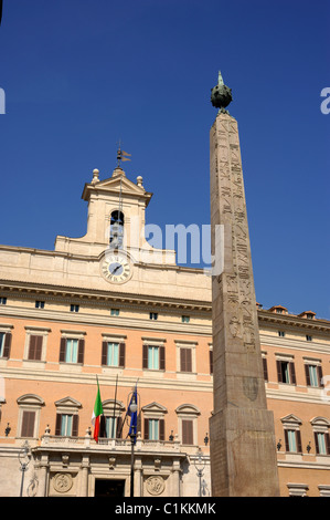 Italien, Rom, Montecitorio, ägyptischer Obelisk und Abgeordnetenkammer Stockfoto