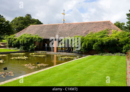 Mit Blick auf die Glyzinie Loggia – mit The Canal Teich auf der linken Seite – RHS im Hauptquartier / HQ bei Wisley. Surrey. VEREINIGTES KÖNIGREICH. Stockfoto