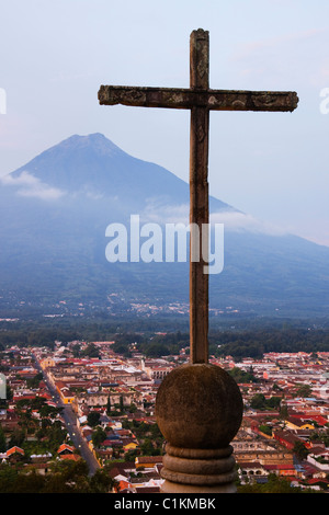 Kreuz und Volcan de Agua Blick vom Cerro De La Cruz, Antigua, Abteilung Sacatepequez, Guatemala Stockfoto