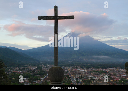 Kreuz und Volcan de Agua Blick vom Cerro De La Cruz, Antigua, Abteilung Sacatepequez, Guatemala Stockfoto