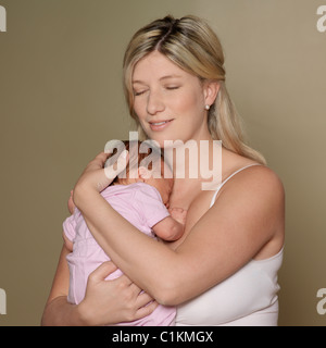 Mutter Holding Newborn Baby Stockfoto