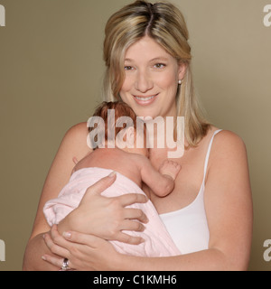 Mutter Holding Newborn Baby Stockfoto