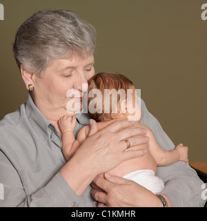 Großmutter Holding Baby Stockfoto