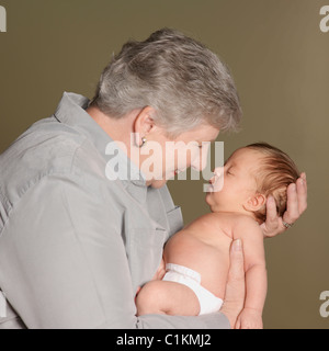 Großmutter Holding Baby Stockfoto