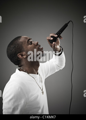 Junger Mann singen Stockfoto