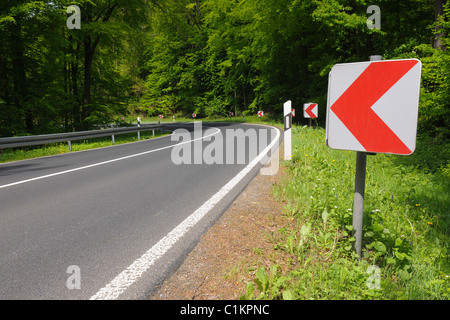 Straße in Frühling, Oberbessenbach, Spessart, Bayern, Deutschland Stockfoto