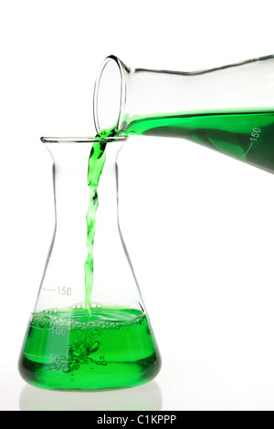 Grüne Lösungen für eine konische Kanne gießen Stockfoto