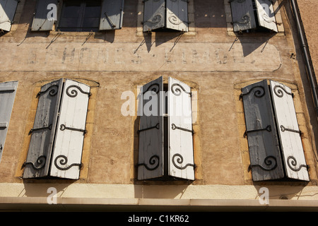 Fensterläden in Markt, Carcassonne, Aude, Languedoc Roussillon, Frankreich Stockfoto