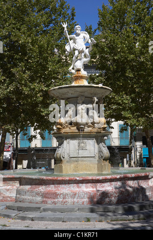 Brunnen von Neptun, Place Carnot, Carcassonne, Aude, Languedoc-Roussillon, Frankreich Stockfoto