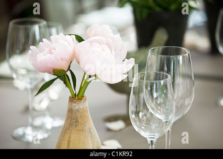 Blumenschmuck und Weingläser Stockfoto