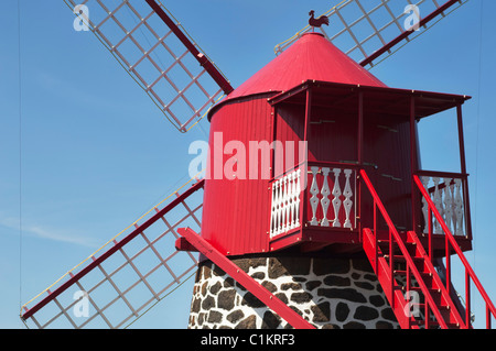 Rote Windmühle in der Pfarrei S. Joao, Pico Island Azoren Stockfoto