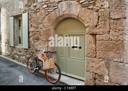 Fahrrad im mittelalterlichen Dorf, Caunes-Minervois, Aude, Languedoc-Roussillon, Frankreich Stockfoto